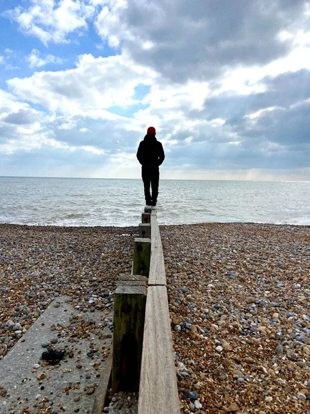 Man Ensam Stenstrand Tittar Havet Stig Hav Över Stranden Med — Stockfoto