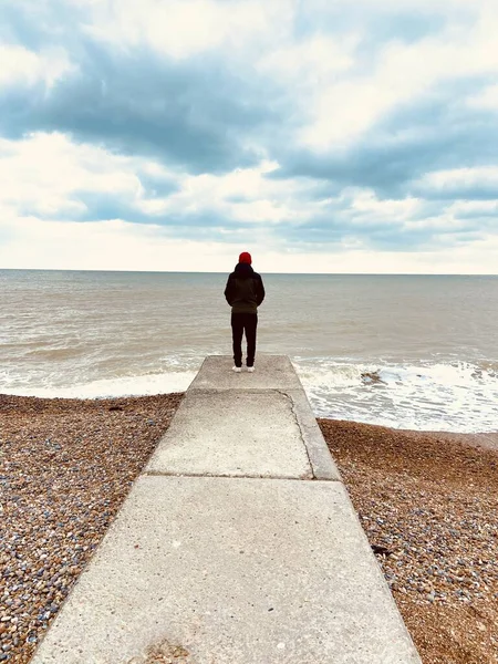 Homem Sozinho Praia Seixos Olhando Para Mar Oceano Caminho Mar — Fotografia de Stock