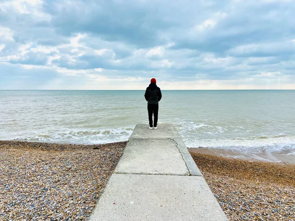 Uomo Solo Sulla Spiaggia Ciottoli Guardando Oceano Sentiero Mare Sulla — Foto Stock