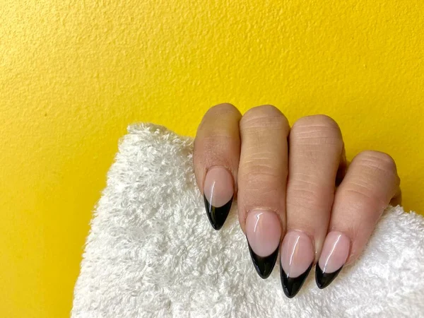 Manicura Francesa Punta Negra Con Puntos Garra Diseño Uñas Moda — Foto de Stock