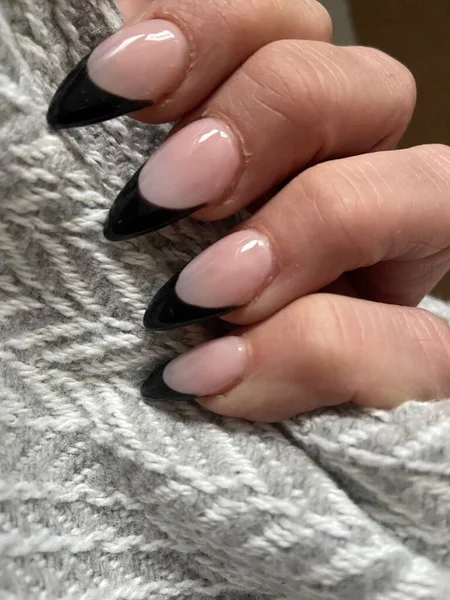 Akrilik uygulamalı tırnak sanatında pençe uçlu siyah uçlu manikür, kopyalama alanı olan trend tırnak tasarımı