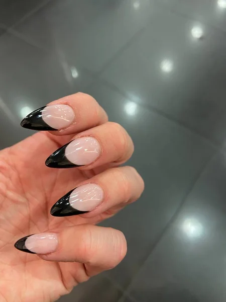 Manicura Francesa Punta Negra Con Puntos Garra Diseño Uñas Moda —  Fotos de Stock