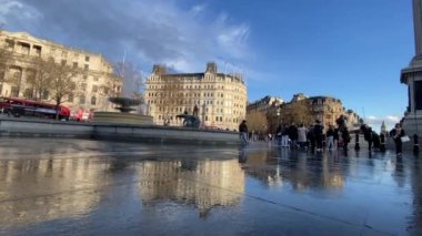 Trafalgar Meydanı, Londra, İngiltere - 03.12.2022: Trafalgar Meydanı, yağmur aslanları ve Nelson sütunlarından sonra 