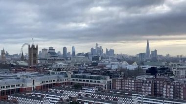 Londra, İngiltere - 03.03.2022: Bulutlu bir günde yüksek görüş noktasından gökdelenler ve Londra gökdelenleri 