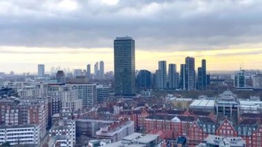 Londra, İngiltere - 03.03.2022: Bulutlu bir günde yüksek görüş noktasından gökdelenler ve Londra gökdelenleri 