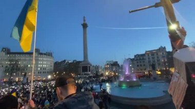 Londra, Uk - 27.2.2022: Trafalgar Meydanı, Ukrayna halkının Rusya 'nın Ukrayna' daki saldırısına karşı Londra protestosu 