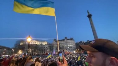 Londra, Uk - 27.2.2022: Trafalgar Meydanı, Ukrayna halkının Rusya 'nın Ukrayna' daki saldırısına karşı Londra protestosu 
