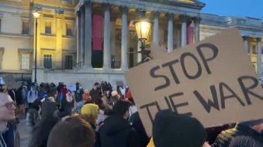 Londra, Uk - 27.2.2022: Trafalgar Meydanı, Ukrayna halkının Rusya 'nın Ukrayna' daki saldırısına karşı Londra protestosu 