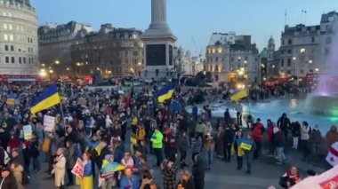 Londra, Uk - 27.2.2022: Trafalgar Meydanı, Ukrayna halkının Rusya 'nın Ukrayna' daki saldırısına karşı Londra protestosu 