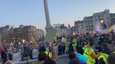 Londra, Uk - 27.2.2022: Trafalgar Meydanı, Ukrayna halkının Rusya 'nın Ukrayna' daki saldırısına karşı Londra protestosu 