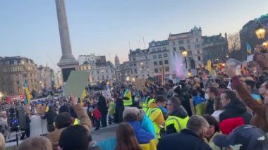 Londra, Uk - 27.2.2022: Trafalgar Meydanı, Ukrayna halkının Rusya 'nın Ukrayna' daki saldırısına karşı Londra protestosu 