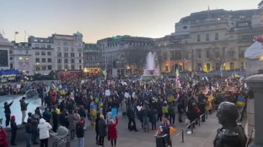 Londra, Uk - 27.2.2022: Trafalgar Meydanı, Ukrayna halkının Rusya 'nın Ukrayna' daki saldırısına karşı Londra protestosu 