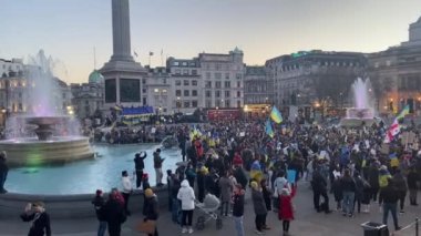Londra, Uk - 27.2.2022: Trafalgar Meydanı, Ukrayna halkının Rusya 'nın Ukrayna' daki saldırısına karşı Londra protestosu 