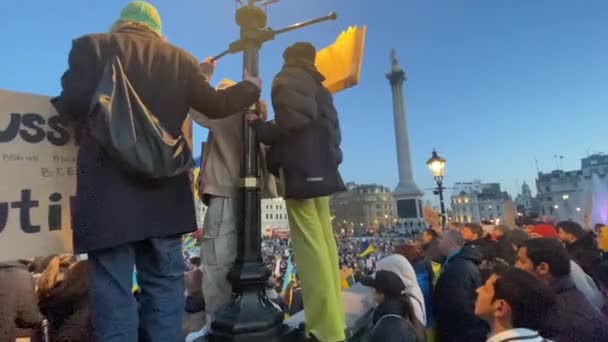 2022年2月27日 伦敦特拉法加广场 乌克兰人民抗议俄罗斯对乌克兰的袭击 — 图库视频影像