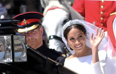 Meghan Markle Prensi Harry Wedding, Windsor, Uk - 19.5.2018: Prens Harry ve Meghan Markle 'ın düğün arabası Windsor caddelerinde Windsor Şatosu Meghan kalabalığa el sallıyor.