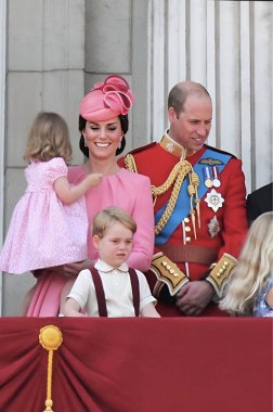 Kraliçe Elizabeth Royal Ailesi, Buckingham Sarayı, Haziran 2017 - Renkli Prens George William, Cambridge 'in Kate Düşesi ve Kraliçe Charlotte Balkon Kraliçesi 17 Haziran 2017 Londra, İngiltere