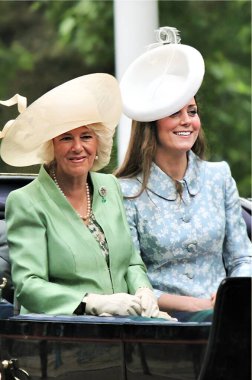 Kate MIDDLETON CAMILLA PARKER BOWLES, PRINCE HARRY ROYAL AİLE LONDON, İngiltere - 13 Haziran 2015: Prens Harry Camilla ve Katherine (Kate) Renkli stok fotoğrafında 
