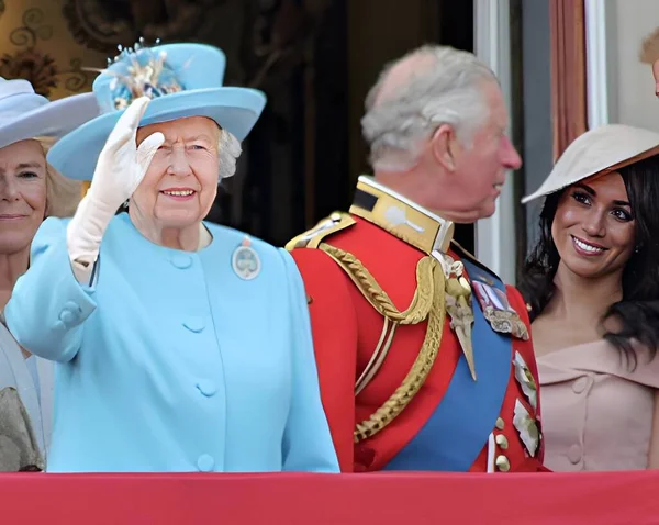 伊莉莎白女王 我是伦敦6102018 查尔斯王子伊丽莎白女王和卡米拉帕克鲍尔斯 苏塞克斯公爵夫人 康沃尔公爵和公爵夫人在巴尔科尼女王诞辰日的照片 在英国的股票媒体上飞驰而过 — 图库照片