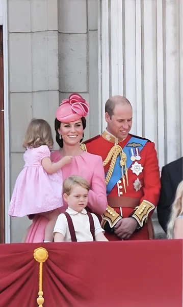 英国伦敦白金汉宫伊丽莎白女王皇室 威廉王子 剑桥凯特公爵夫人和夏洛特 巴尔科尼公主参加2017年6月17日英国伦敦女王诞辰仪式 — 图库照片
