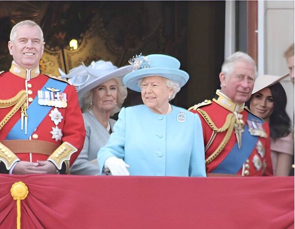 Queen Elizabeth, me London 6102018- Принц Чарльз Эндрю Королева Елизавета и Камилла Паркер Боулз, герцогиня Сассекская, герцог и герцогиня Корнуольские в день рождения королевы на балконе, цветовая гамма Лондона Великобритания - фото для прессы