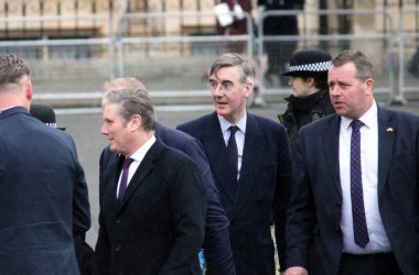 Londra, İngiltere - 03.14.2022: Jacob Rees mogg ve Kier Stramer 'in siyasetçi vekilleri, Westminster Abbey, Londra' daki Avam Kamarası 'nın lideri Mark Spencer ile birlikte Commonwealth gününden ayrılıyorlar.