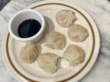 Dim sum tabakta, soya soslu mermer zemin üzerinde. 
