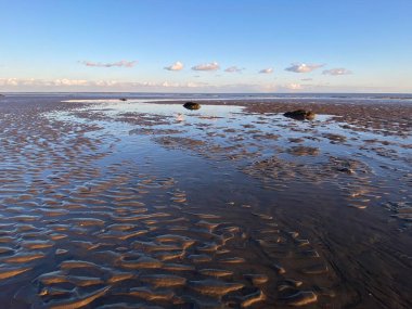 Hastings deniz kenarından deniz manzarasına çakıl taşları ve kaya kırıcılara.