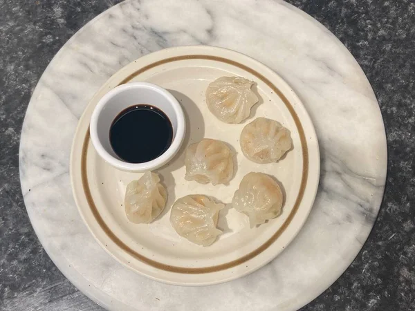 Dim Sum Talerzu Sosem Sojowym Naczyniu Marmurowym Tle — Zdjęcie stockowe