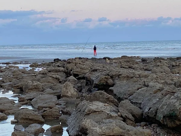 Hastings Seafront Beach View Sea Pebbles Rocks Man Waters Edge — Foto Stock