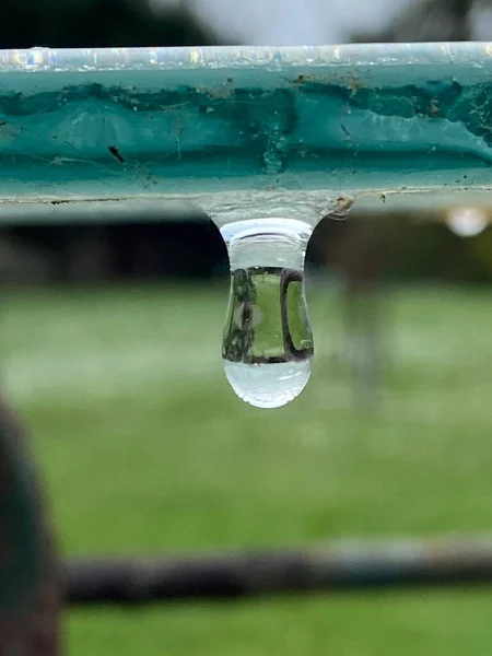 水滴が水滴にエッジの背景の逆反射を滴下 — ストック写真
