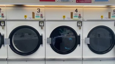 Çamaşırhanedeki çamaşırhanedeki çamaşır makinelerinin olduğu çamaşırhane. Çamaşırhane İngiltere 'de. 