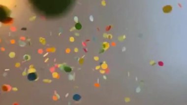 Konfeti kamera gökkuşağı renklerine doğru düşüyor, konfeti aşağıya doğru sürükleniyor.