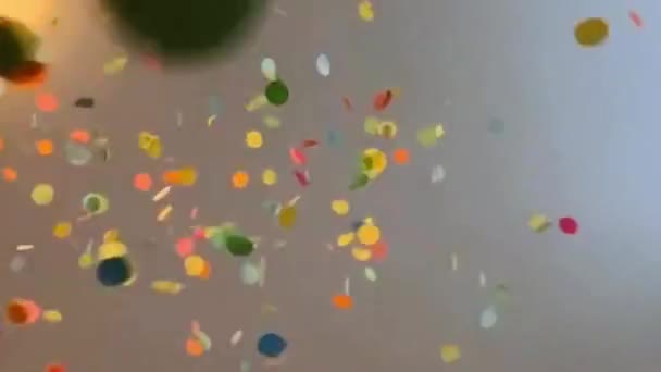 Konfetti Padające Stronę Tęczy Kamery Konfetti Dryfujące Dół — Wideo stockowe