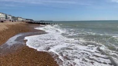 Hastings, Doğu Sussex, İngiltere, 13 Haziran 2022. Çakıl taşları sahili görüntüsü
