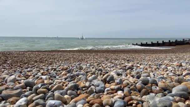 Hastings East Sussex Wielka Brytania Popularna Plaża Letnia Fale Uderzające — Wideo stockowe