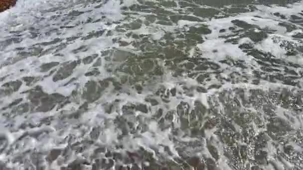 Żwirowa Żwirowa Plaża Falami Wystrzelonymi Góry Fala Wody Toczącej Się — Wideo stockowe