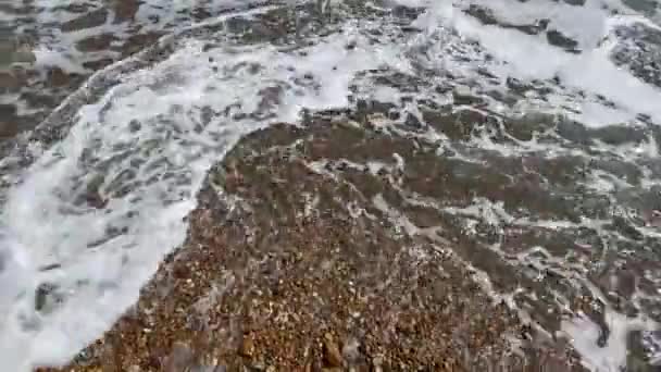 Oblázky Oblázky Oblázková Pláž Vlnami Střílel Výše Uvedeného Pozadí Vlna — Stock video