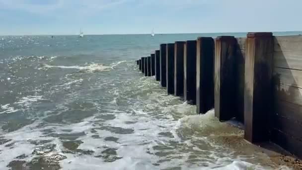 Hastings East Sussex Reino Unido Popular Playa Verano Olas Golpeando — Vídeos de Stock