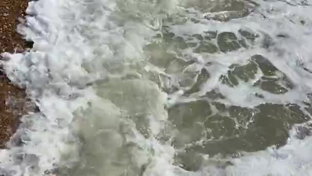 Żwirowa Żwirowa Plaża Falami Wystrzelonymi Góry Fala Wody Toczącej Się — Wideo stockowe