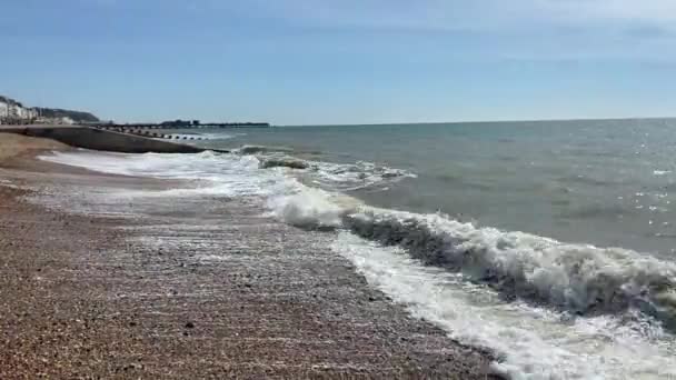 Hastings East Sussex Storbritannien Populär Sommarstrand Vågor Träffar Trä Strand — Stockvideo