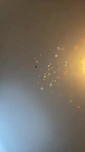Konfetti Padające Kierunku Barw Tęczy Kamery Jak Kanonu Confetti Spada — Wideo stockowe