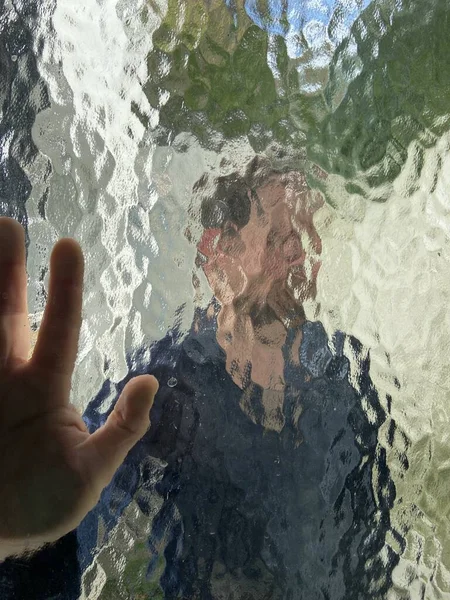 心の健康のためのぼやけた歪んだ顔の概念を持つ波状のパターンガラス窓の顔 単独で うつ病 心の断片化した状態 — ストック写真