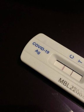 Londra, İngiltere - 20.5.2022: Birleşik Krallık 'ta çocuklar ve ailesi için pozitif COVID-19 Kendi Testi, Birleşik Krallık hükümeti evde test etmek için Corona virüs çubuğu hızlı antijen test kiti dağıttı. 