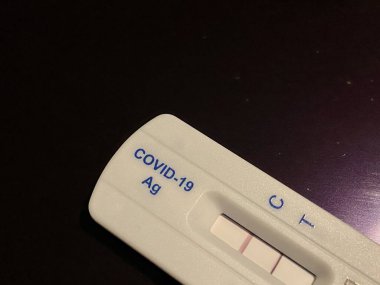 Londra, İngiltere - 20.5.2022: Birleşik Krallık 'ta çocuklar ve ailesi için pozitif COVID-19 Kendi Testi, Birleşik Krallık hükümeti evde test etmek için Corona virüs çubuğu hızlı antijen test kiti dağıttı. 