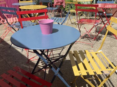 Boş sandalyeli boş bir masa. Yerel bir restoranda ya da bira bahçesinde yakın plan.  