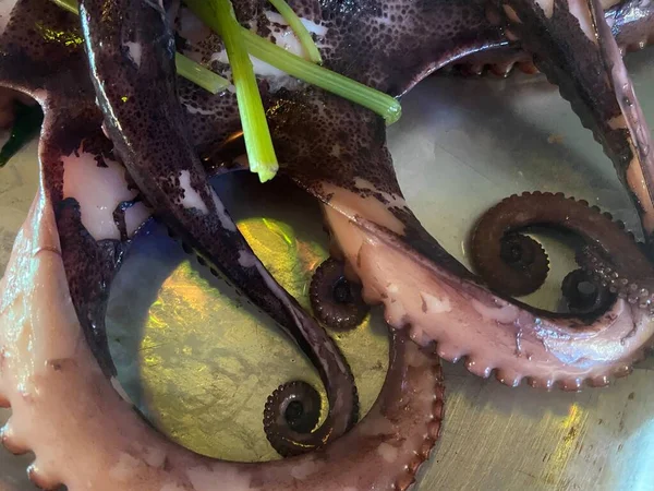 Tabak kısmındaki ahtapot, limon otu saplarıyla pişirilmiş.