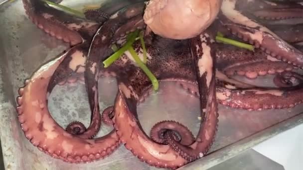 Octopuss Στο Πιάτο Μέρος Μαγειρεμένα Μίσχους Λεμονόχορτο — Αρχείο Βίντεο