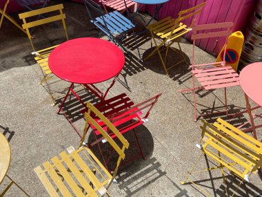 Boş sandalyeli boş bir masa. Yerel bir restoranda ya da bira bahçesinde yakın plan.  