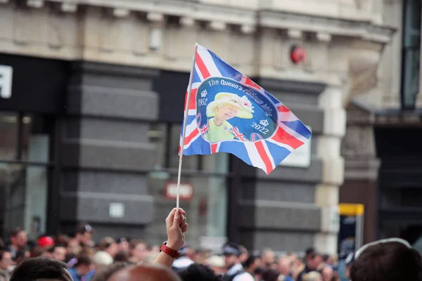 2022 엘리자베스 여왕을 주빌리 색깔을 영국에서 사람들 유니언 깃발을 흔들며 — 스톡 사진