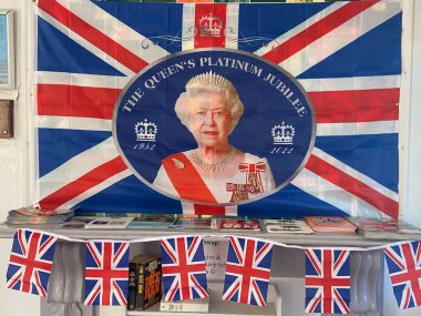 Londra, İngiltere - 06.05.2022: 70 yıllık taht ve kiraz kuşunu kutlamak için Kraliçe Elizabeth ve tacı ile birlikte sendika bayrağının platin jübilesi